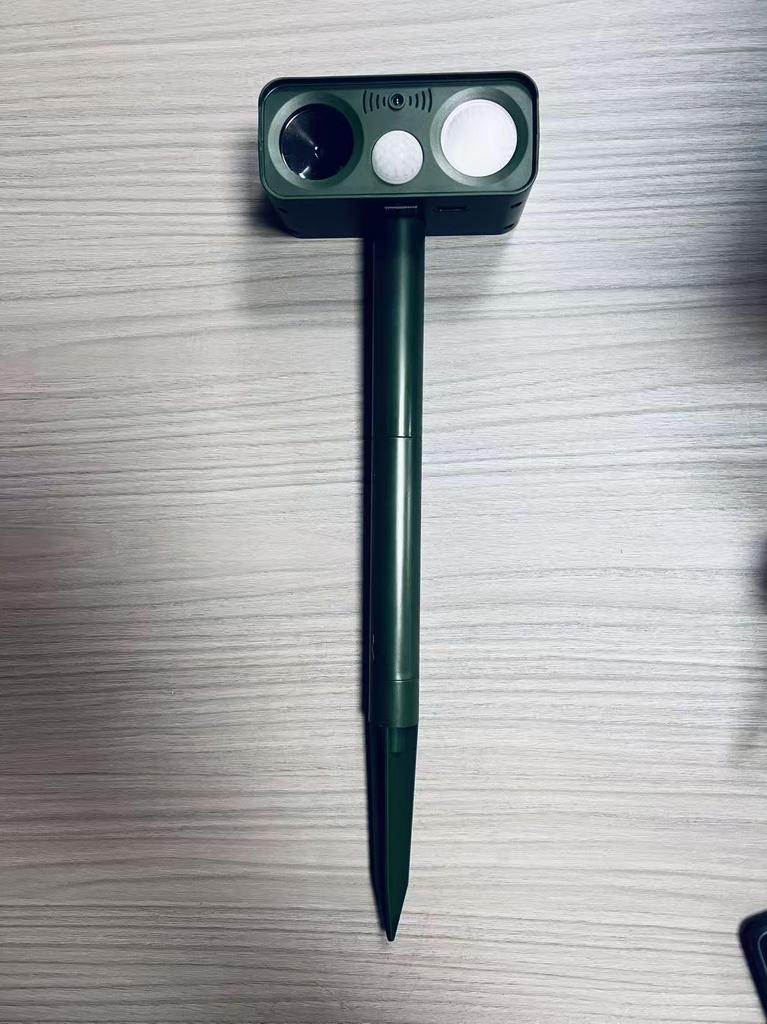 מרחיק חיות אולטרסוני סולארי לציפורים, כלבים, חתולים, נחשים, חרקים ומכרסמים - לשימוש חיצוני עבור פרדסים