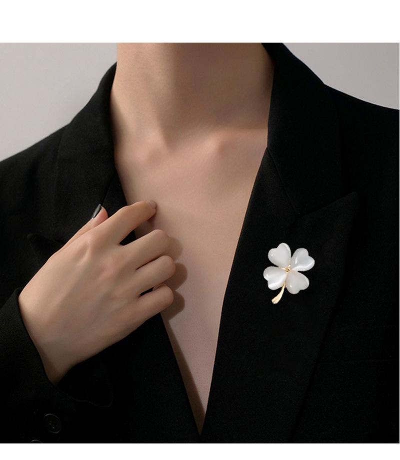 High-Grade Magnetic Four-Leaf Clover Brooch: Women’s Flower Anti-Exposure Clothing Pin