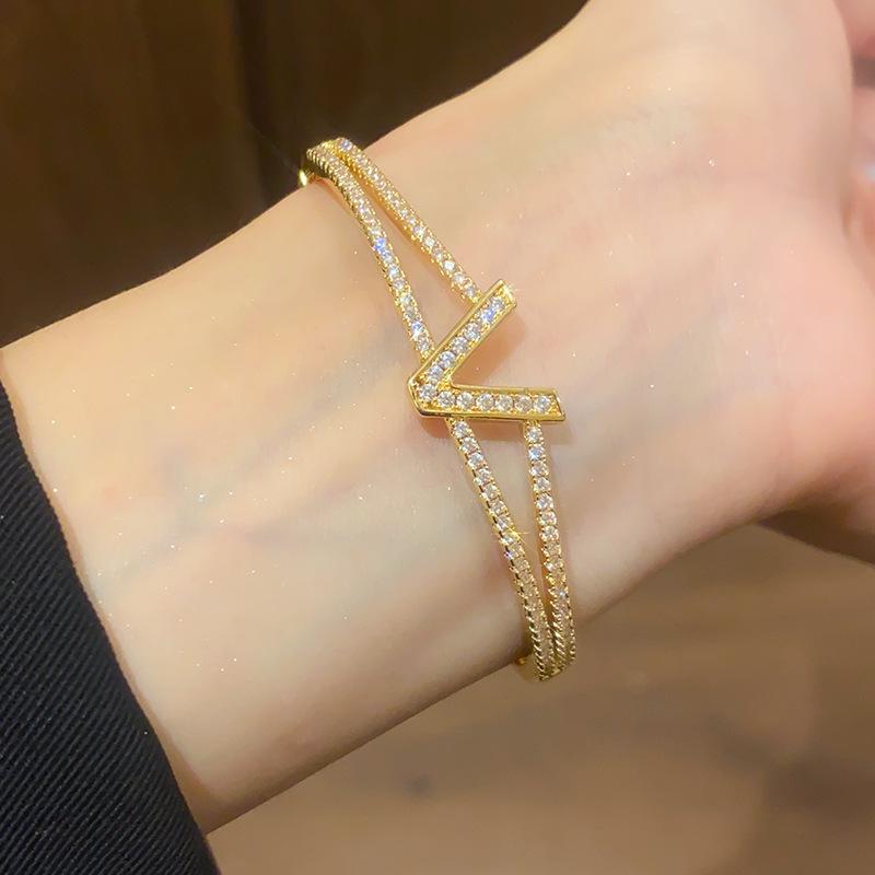 18K Gold Plated Zircon Oval Textured Bangle - Luxury High-End Bracelet for Fashion and Commuting