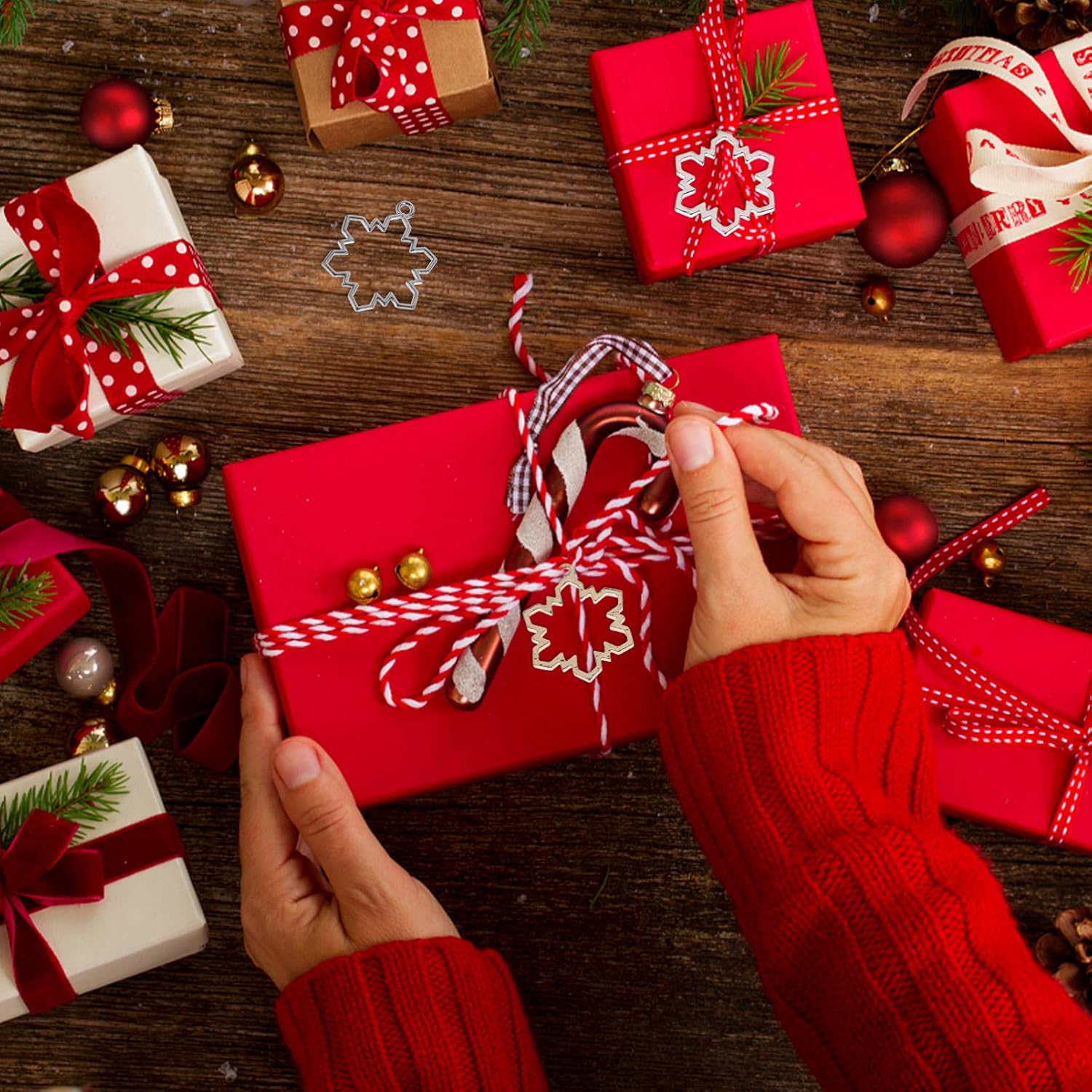 HEALLILY 30pcs Snowflake Open Bezel Charms Christmas Bezel Pendants Alloy Frame Pendants Snowflake Charms DIY Crafts Molds for Resin Earring Necklace