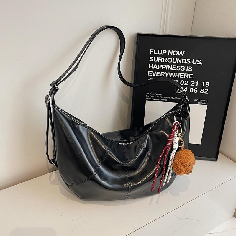 Chic And Simple Women's Dumpling Bag With Sleek Design For Everyday Casual Use