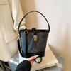 Retro Casual Texture Contrasting Color Bucket Bag 2025 Autumn and Winter New Fashionable Versatile Simple Portable Shoulder Messenger Bag
