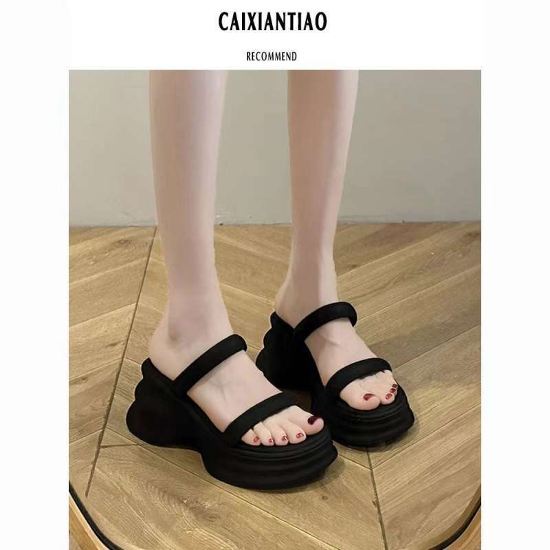 Wear foreign-style thick-soled heightened sandals for women's 2026 summer new Korean version of fashionable versatile casual slippers
