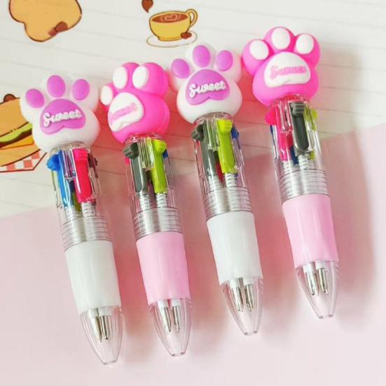 2 Stück Kugelschreiber Tragbar 4 Farben in Einem Stift Glattes Schreiben mit Niedlicher Cartoon-Puppe Oben Mehrfarbiger Stift für Persönlichen Gebrauch