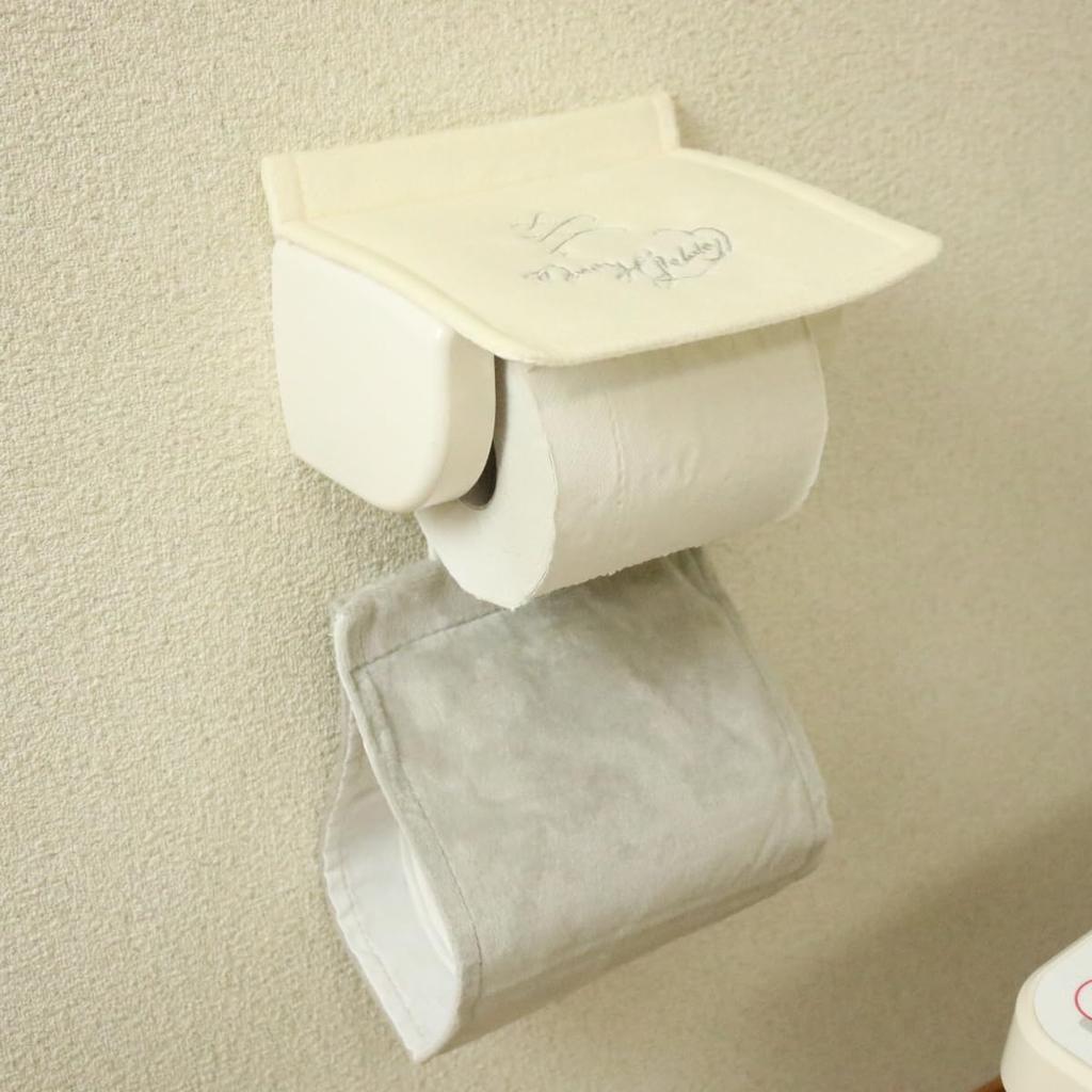 Ensemble Élégant de 4 Tapis de Toilette Moelleux Lavables en Forme de Coquillage par Okato Merry Gelato. Compatible avec les toilettes standard et chauffantes. Comprend un couvercle,