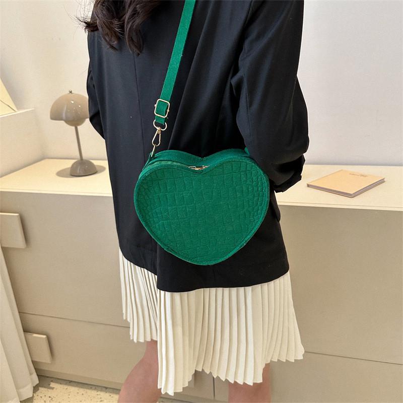 Trendy Minimalist Single Shoulder Bag For Women 2023 Summer New Heart Bag Street Fashion Medium Felt Bag