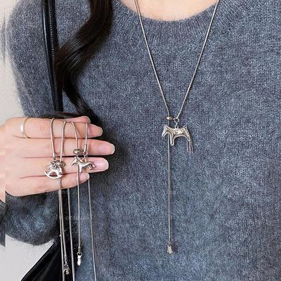 Elegante Collana con Ciondolo Cavallino: Catena Versatile, Elegante, di Lusso Leggero per Maglioni