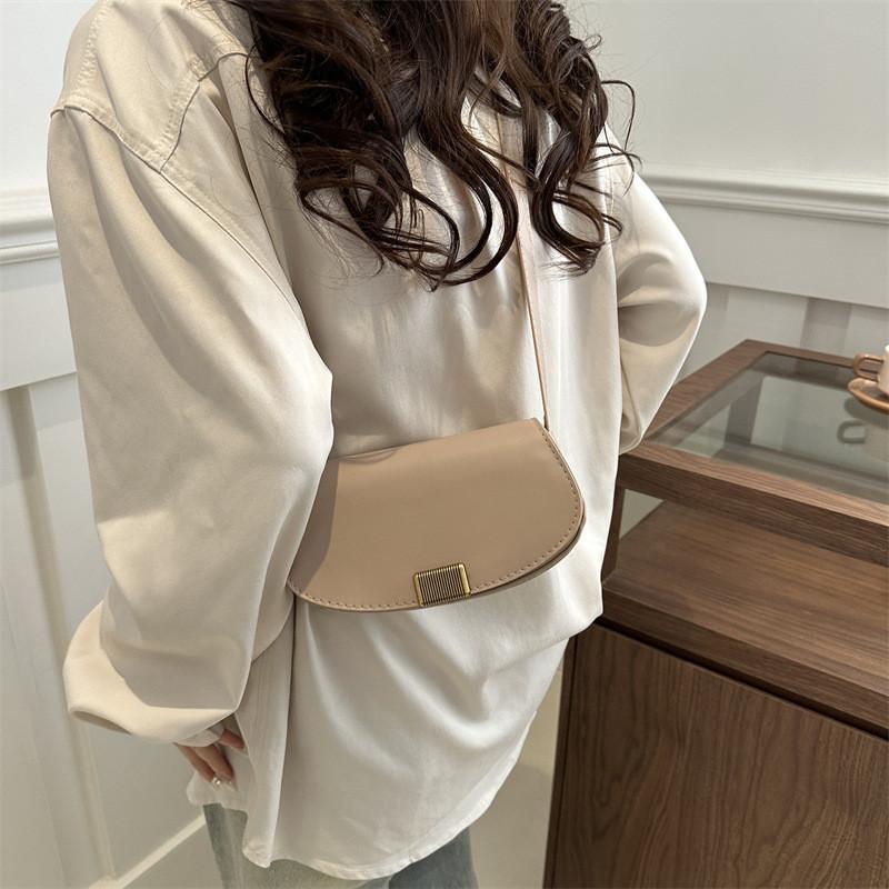 Small Uncommon Design Women's Bag 2024 New Fashion Crossbody Bag Textured Underarm Saddle Bag