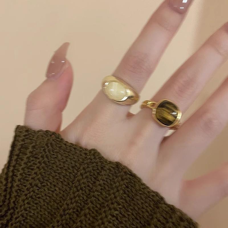 Chic Retro Amber Natural Stone Adjustable Ring For Women Unique Style Accessory