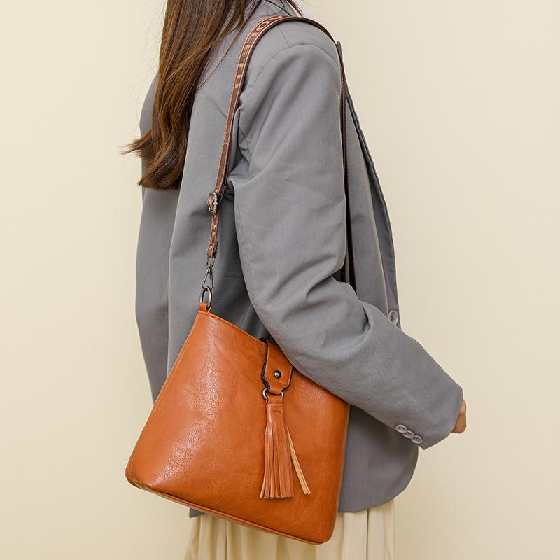 Retro Shoulder Bag 2025 Summer Casual Bucket Crossbody Bag For Women Messenger Bags Brown PU Leather Tassel Ladies Handbag