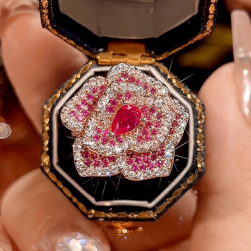 

Популярные украшения Медное основание Позолоченная Имитация Красного Корунда Роза Высококачественный Легкий Люкс Костюм Женский