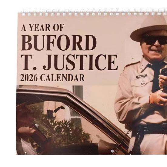 Šerif Buford 2026 Stolní kalendář Téma Smokey & Bandit Vintage Filmové Umění s Měsíčními Rozvrženími Vtipný Nostalgický Stolní Kalendář Kancelářská Dekorace Dárek