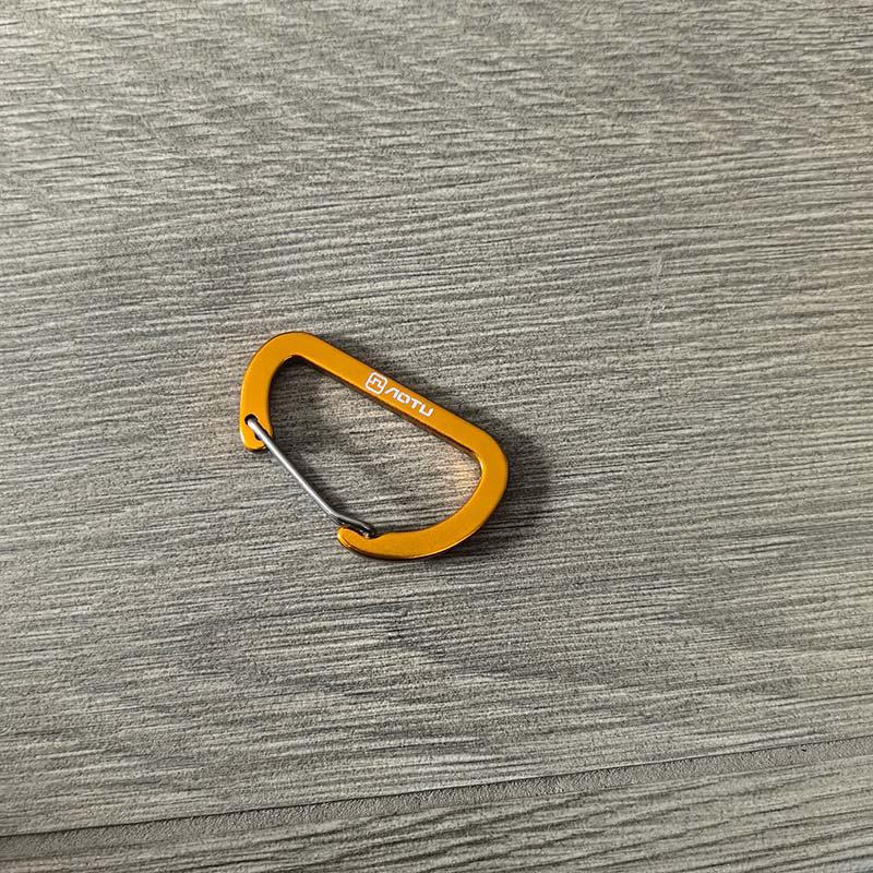 

New D-Shaped No. 5 Steel Wire Carabiner Keychain – Lightweight Aluminum Alloy for Outdoor Backpacking. золотий