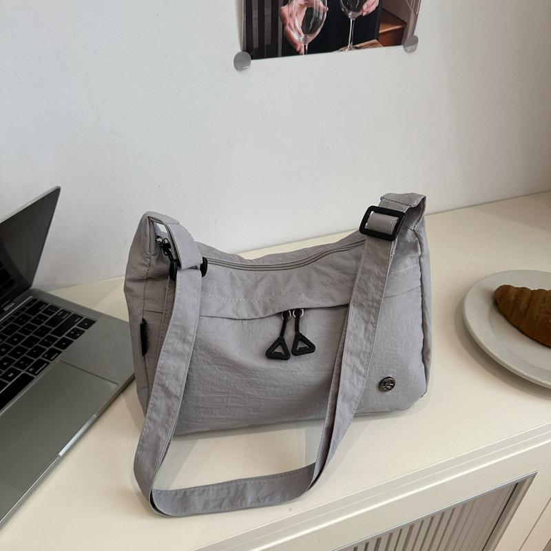Lightweight going out simple messenger bag multi-functional nylon portable dumpling bag fashionable commuter niche shoulder bag