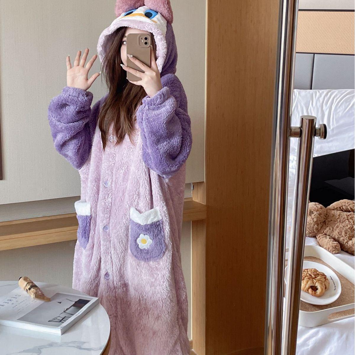 

Ladies Winter Coral Fleece Bathrobe - Cute Duck Design Pajamas, Lined and Thickened for Autumn/Winter Homewear. One Size (80-150 jin)