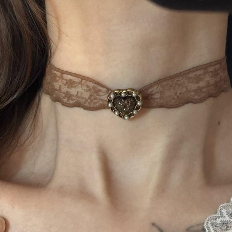 

Lace resin love necklace Maillard retro temperament versatile collarbone chain neck chain female