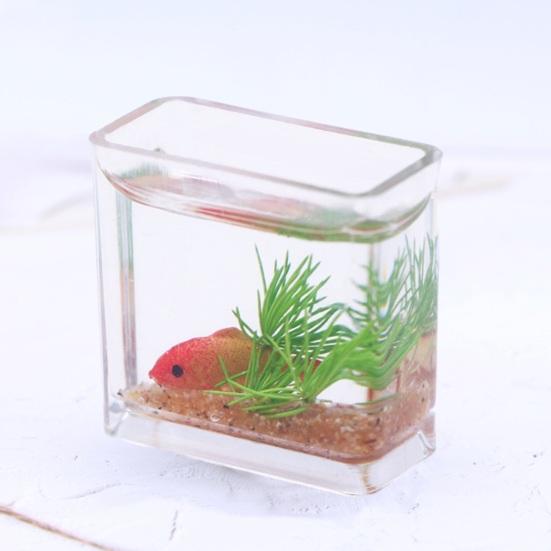 ოქროს თევზის თასის მოდელი რეალისტური დეკორატიული ორნამენტი მინიატურული მინის თევზის ავზი თოჯინების სახლის ფოტო რეკვიზიტებისთვის მინიატურული სცენები