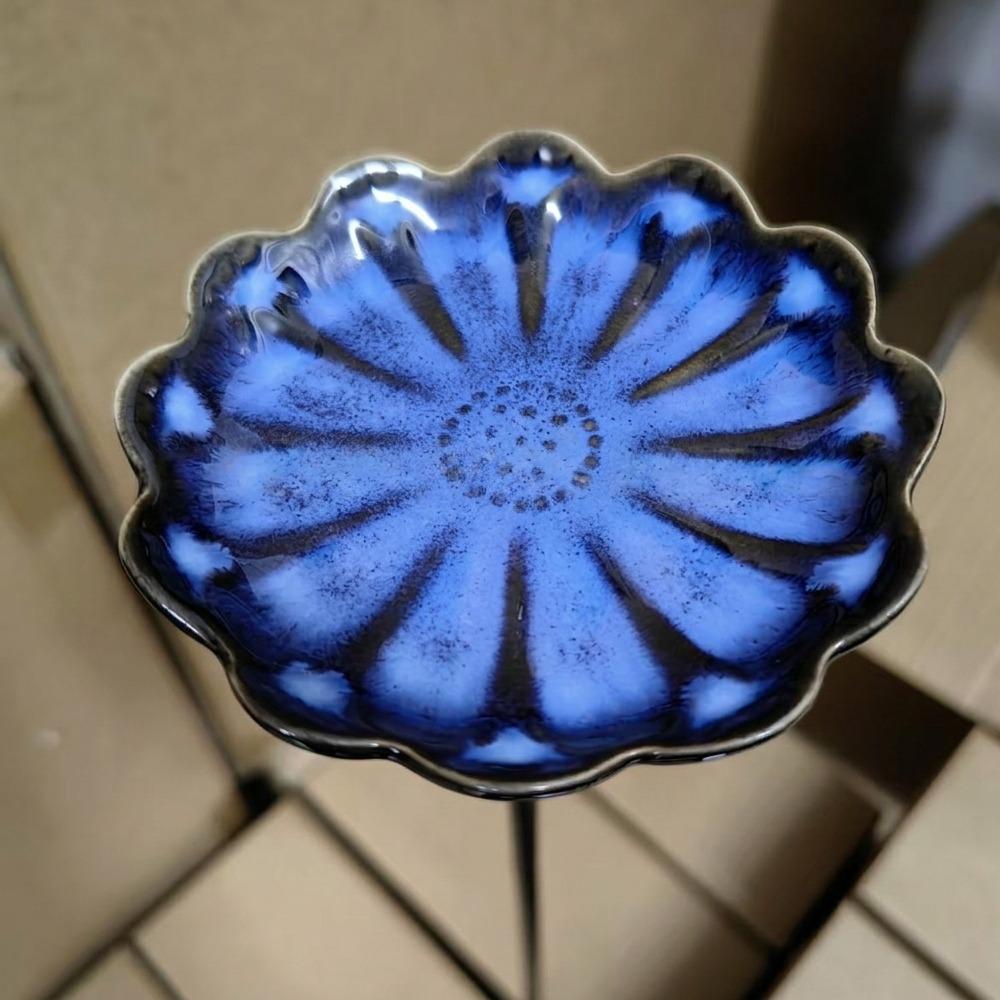 Flower-Shaped Ceramic Bee Feeder Rust-resistant Floral Sculpture Bird Bath Bowl Handcrafted Metal Vintage Style