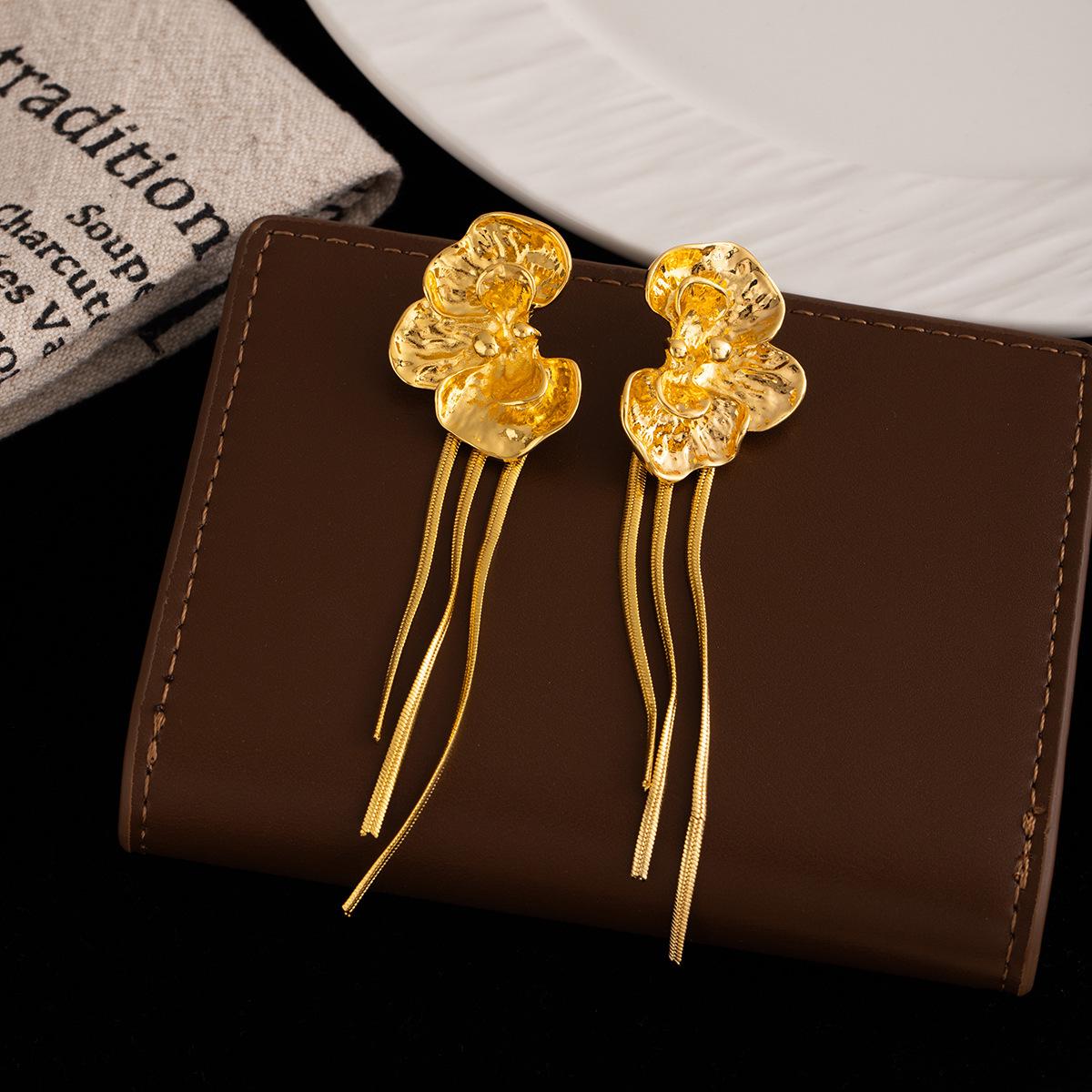 Silver Needle Light Luxury Long Tassel Earrings - Elegant Irregular Pleated Floral Design золотой