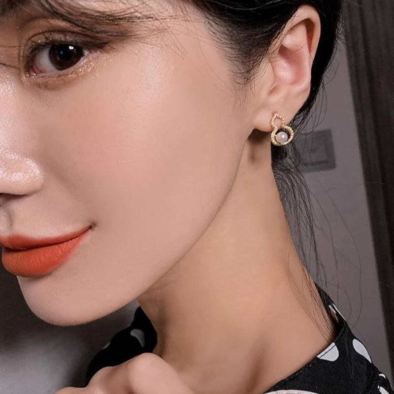 Minimalist Silver Pearl Gourd Stud Earrings - Versatile Fashion Style for Women