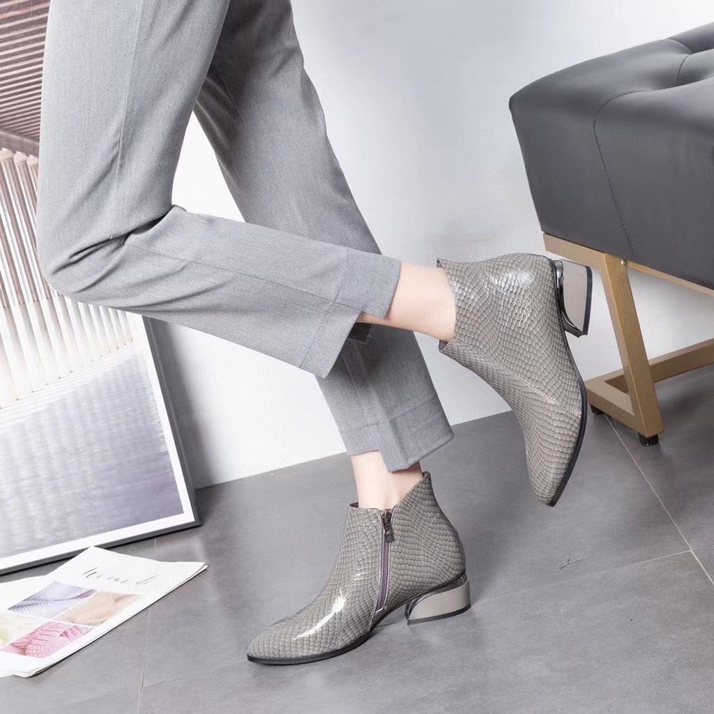 Mode spitz zulaufende Mode-Stiefel Winter neu Schlangenmuster erste Schicht Rindsleder Rindsleder Lackleder niedriger Absatz Damen Kurzstiefel