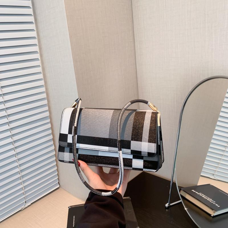 Chic Women's 2024 Summer Trendy Large Capacity Shoulder Bag With Unique Style