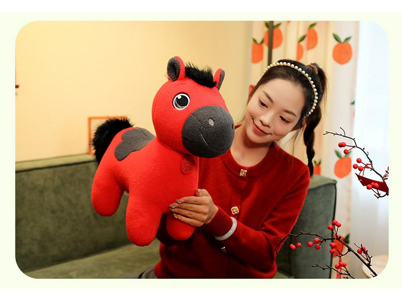 2026 Rok Konia Szczęśliwy Stojący Kucyk Pluszowa Figurka Prezent