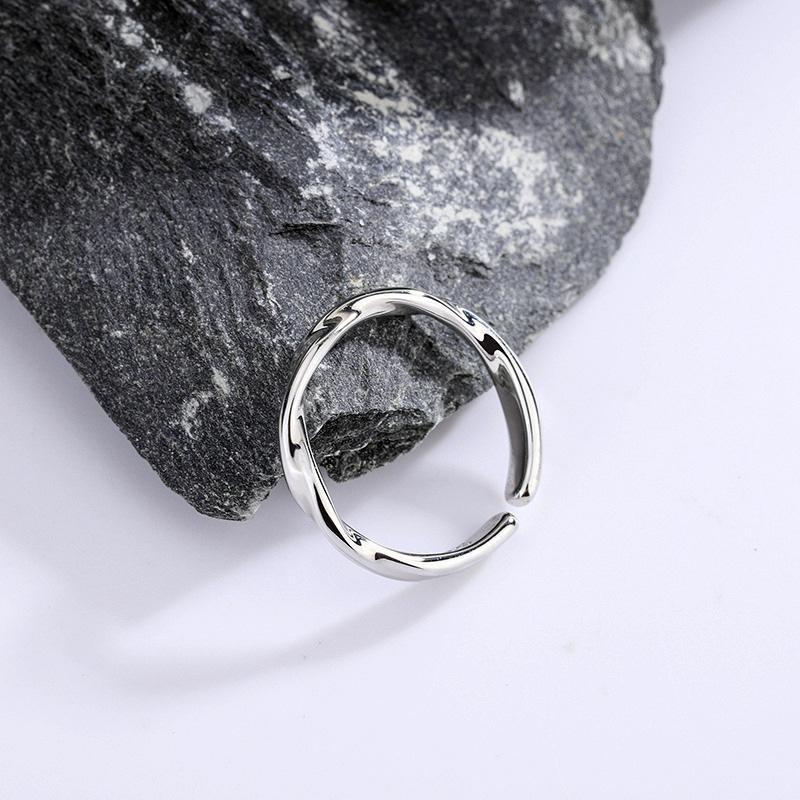 Twisted Wire Ring for Men and Women Minimalist Cold Premium Möbius Band