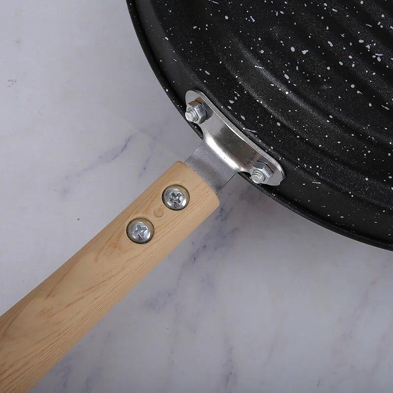 Three-hole Love Frying Pan Food Grade Coated Mini Omelet Pan Non-stick Wear Resistant Handle Cooking Utensils Accessories