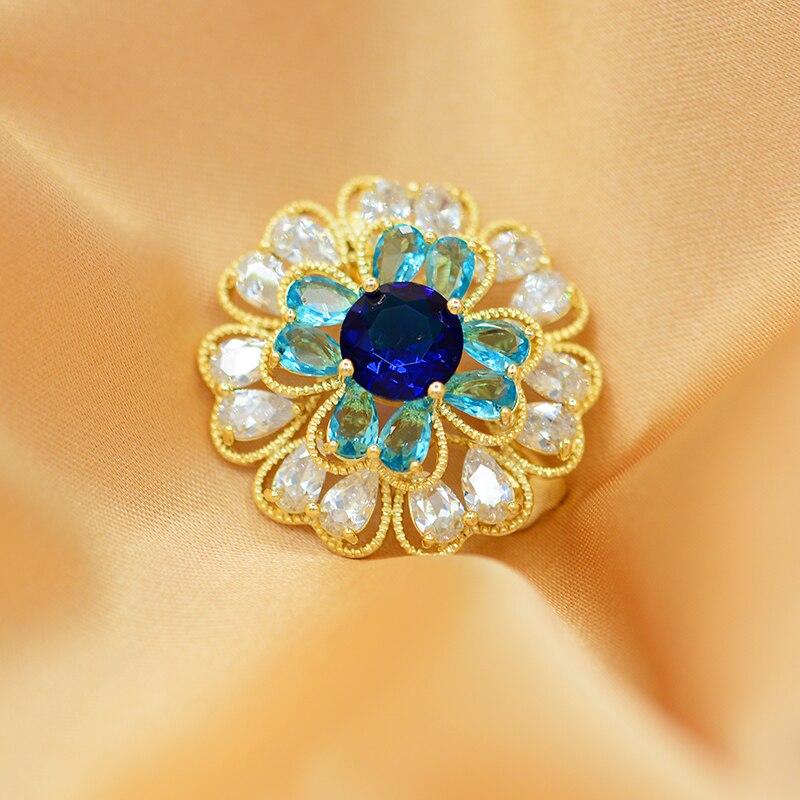 Blucome Luxury Fashion Flower Brooch Rhinestone Copper Pins for Women Weddings Party Office Corsage Lapel Pins Nwe Year Gifts
