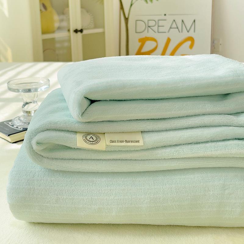 Kreskówkowy zimowy komplet pościeli z aksamitu mlecznego: Koc flanelowy polarowy, Prześcieradło, Poszewka na poduszkę - Gruby polar koralowy, Rozmiar pojedynczy.