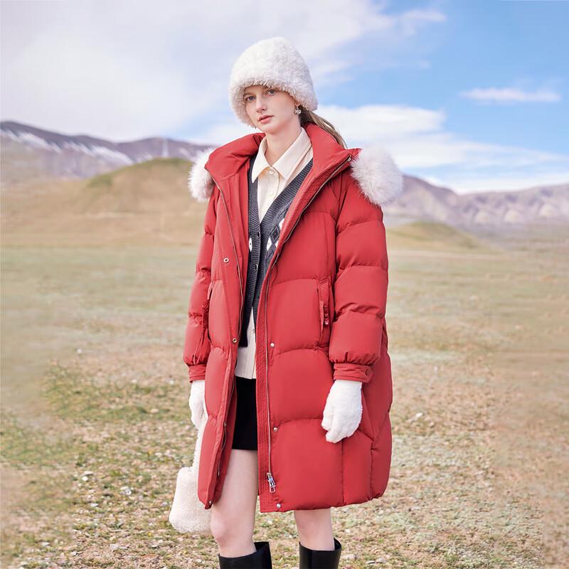 Geacă de damă elegantă cu guler de blană și glugă, de lungime medie, umplută cu puf