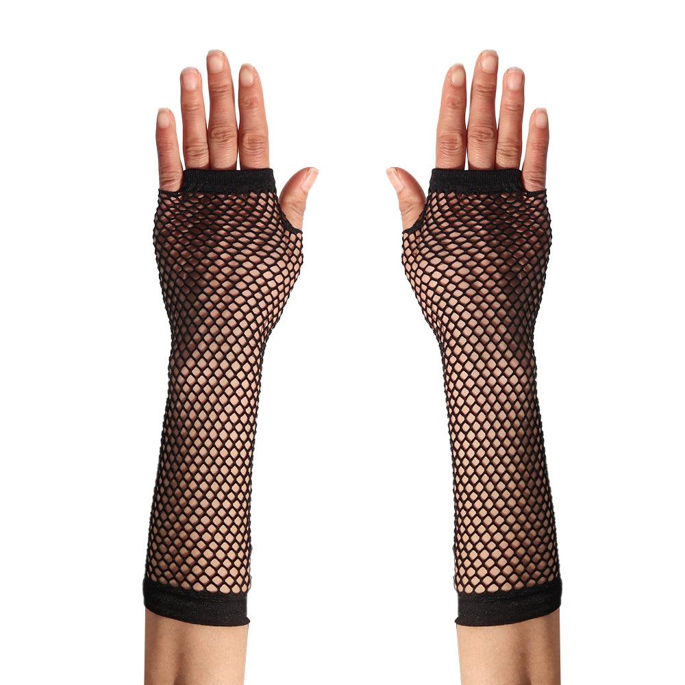 Halloween-Hexe-Kostüm-Set: Gestreifte lange Socken, Hexenhut, Besen, Elastische Netzstrumpfhandschuhe, Ballkleid und Netzstrümpfe.