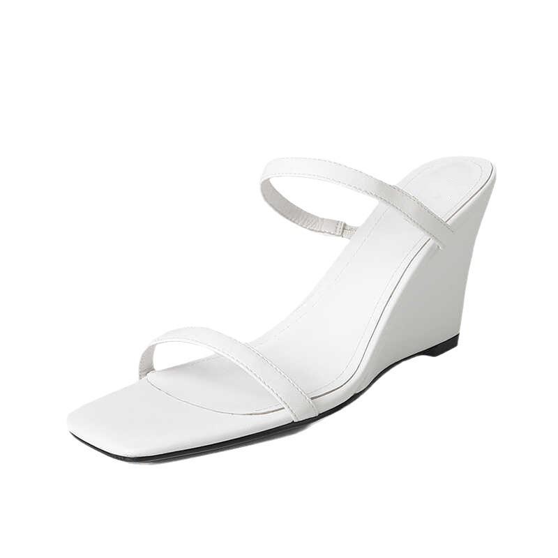 Nischen-Designgefühl Ein-Wort-Slipper Feenschuhe tragen 2024 neue Sommer Keilabsatz Französische kleine Sandalen Sandalen