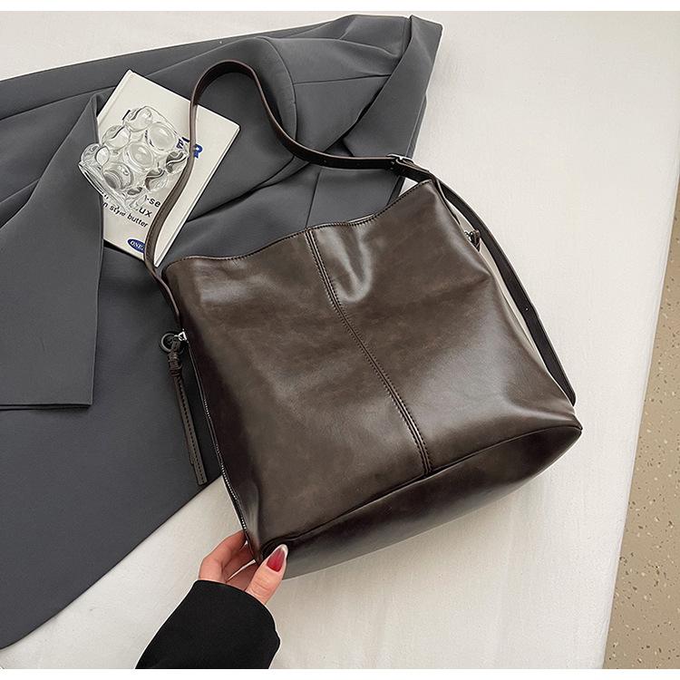 

осень-зима 2025 новая ретро сумка-тоут большой вместимости женская простая повседневная сумка-ведро нишевая модная сумка через плечо