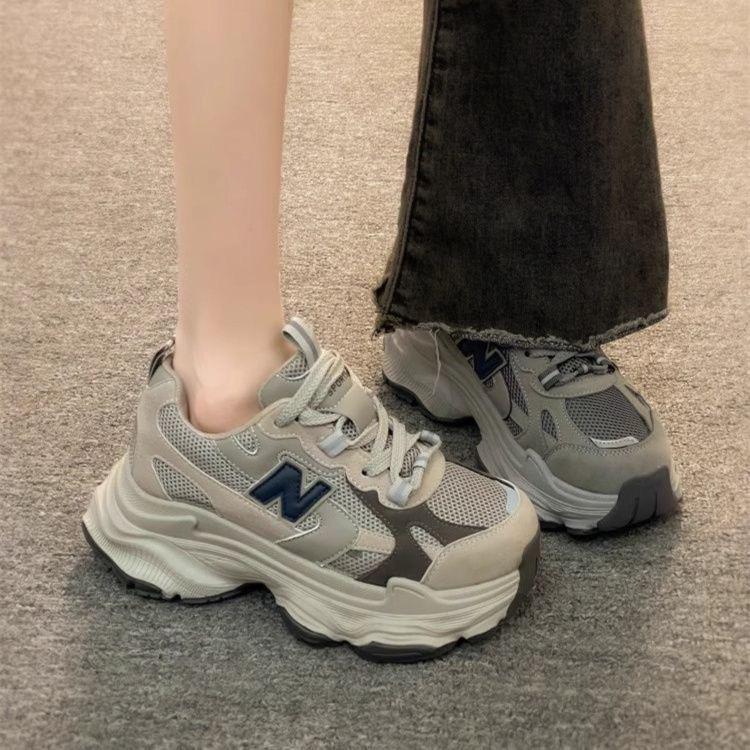 22 Frühling dicke Sohle Retro Sportschuhe Innen höhenverstellbar Dad Shoes zeigen Füße kleines Netz Freizeitschuhe