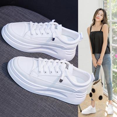 Novos sapatos brancos femininos de couro com superfície para primavera e verão, esportes ao ar livre, seção fina, sapatos casuais, sola macia, sapatos de prancha com cadarço selvagem