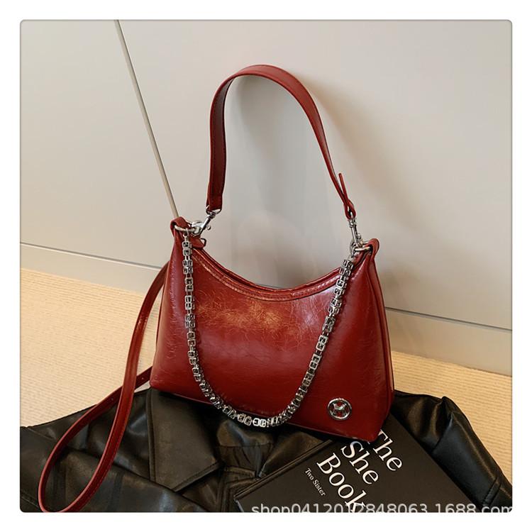 

Темпераментная цепочка сумка под мышкой женская 2025 новая ретро простая ручная на плечо сумка-мессенджер для通勤 тренд красный