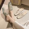Nuevas zapatillas de media pala bordadas de estilo chino para mujer para uso exterior 2025 verano nuevo retro versátil de suela plana zapatos Muller de media pala