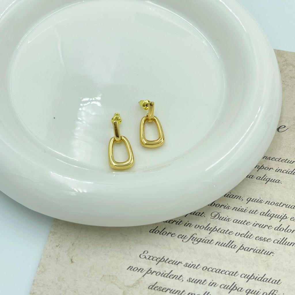 Retro Square Metal Hoop Earrings for Women - European & American Style, Versatile Minimalist Design, Cold Chic Temperament.