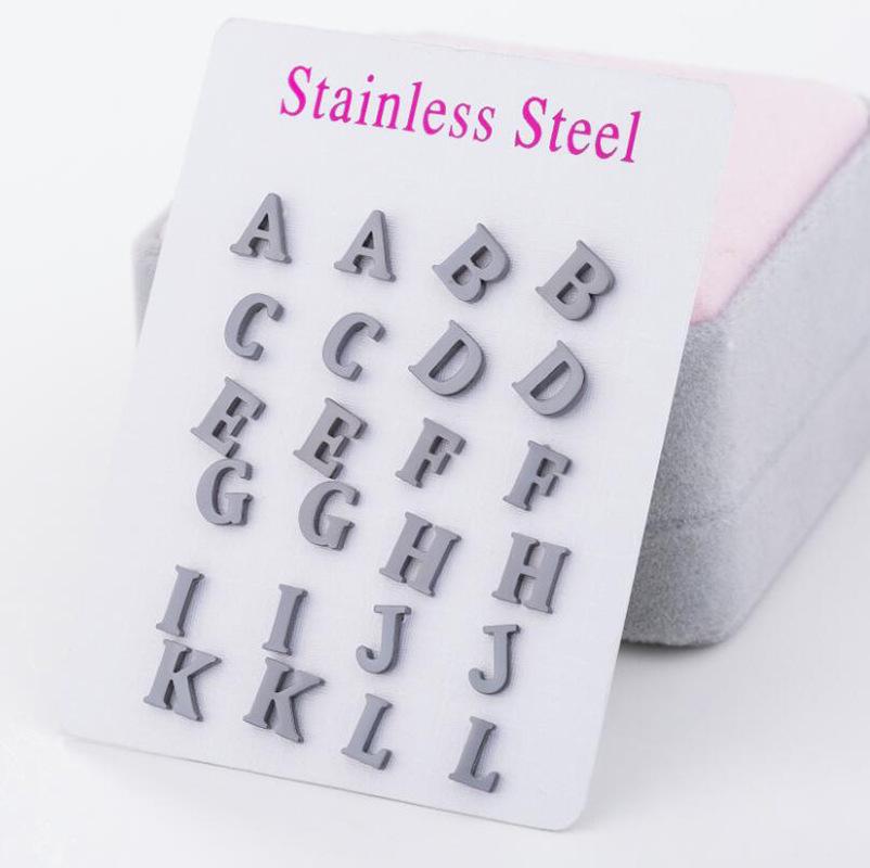 

Модные 1 пара девочек для женщин, персонализированные простые модные серьги из нержавеющей стали с 26 буквами AZ, ювелирные изделия с алфавитом W чёрный