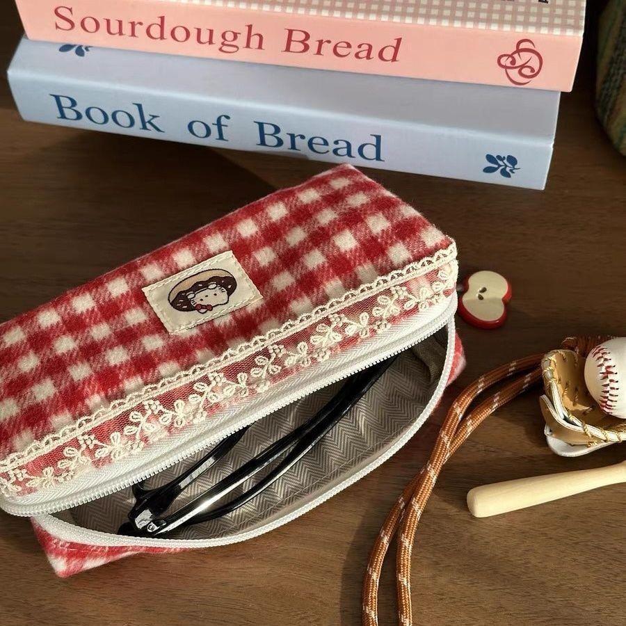 

Плюшевый пенал в стиле Xiaohongshu с котиком высокой ценности, большой вместимости, портативный для хранения для студентов