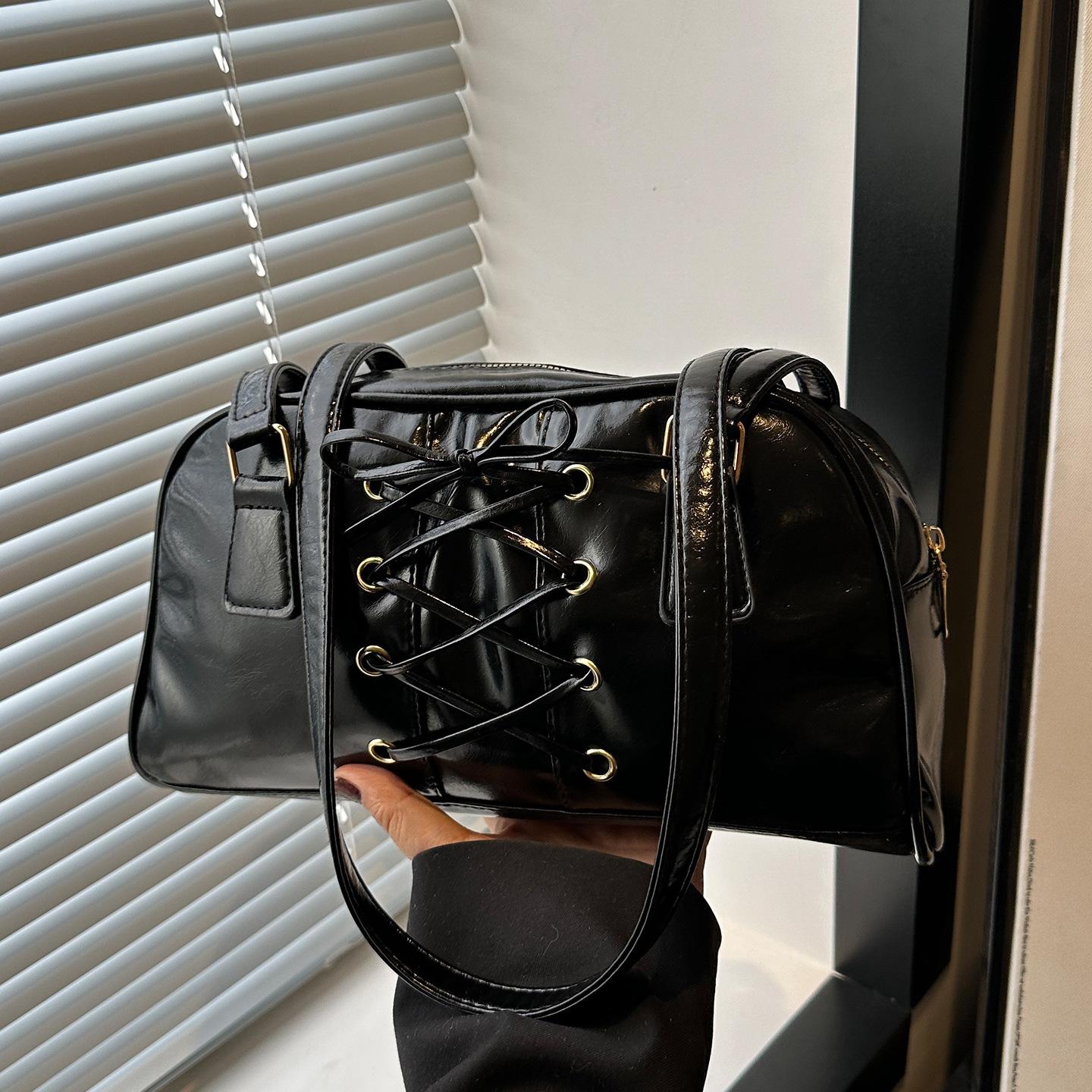 

Underarm bag women s large capacity 2025 new autumn and winter niche design retro shoulder handbag commuter pillow bag коричневий