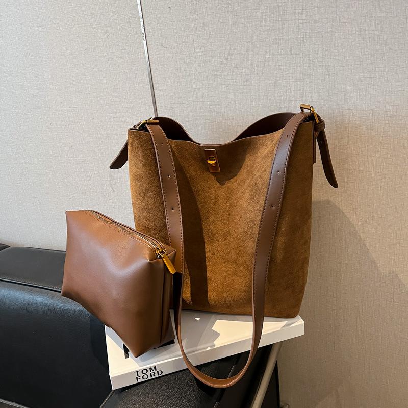 Large Capacity Commuter Tote Bag Winter New Fashionable Versatile Shoulder Bag Women's Bucket Bag