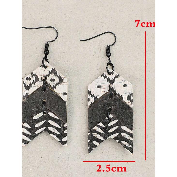 1 Pair Vintage Creative Classical Distressed Fish Tail Multi-Layer Patchwork Western Style Printed PU Leather Earrings, Retro Earrings