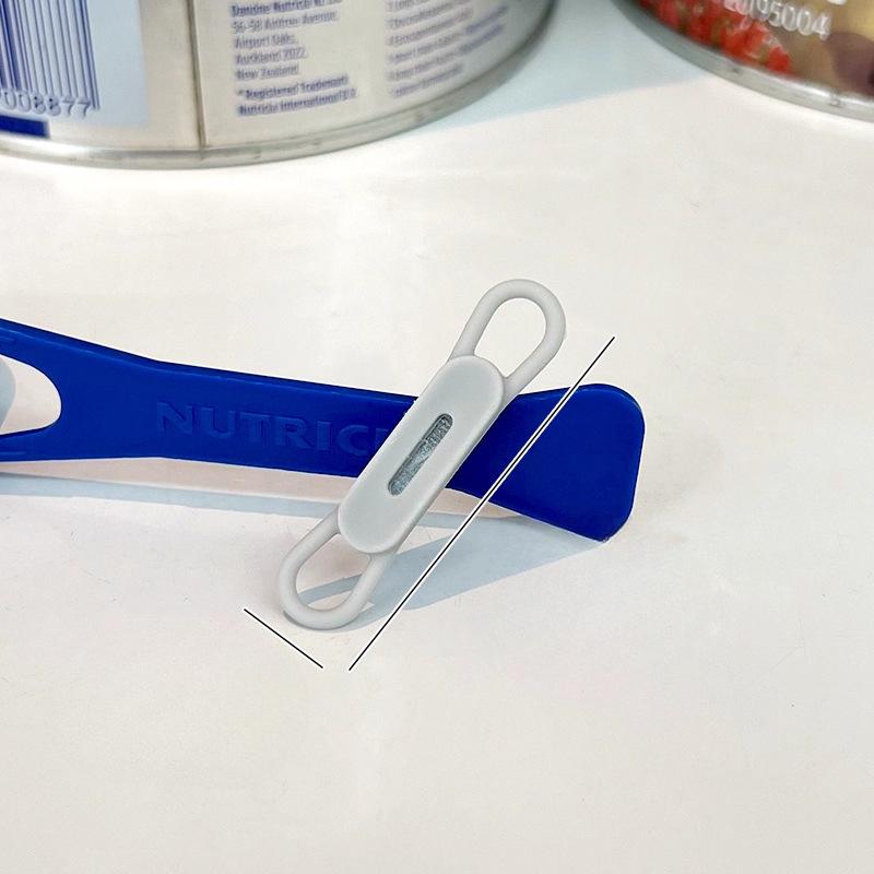 

Магнитная подвеска держателя ложки для молочной смеси предотвращает падение детской ложки серый