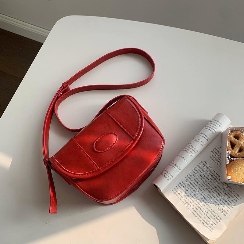 

Korean Vintage Oil Wax Leather Saddle Bag New Niche Texture Fashionable and Versatile Casual One-shoulder Crossbody Bag designed for Women