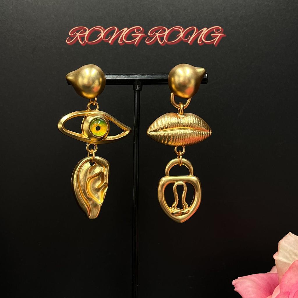 European, American and Western Xiapa, devil's eye, ears, mouth, facial features, expression asymmetry, earrings, medieval vintage earrings
