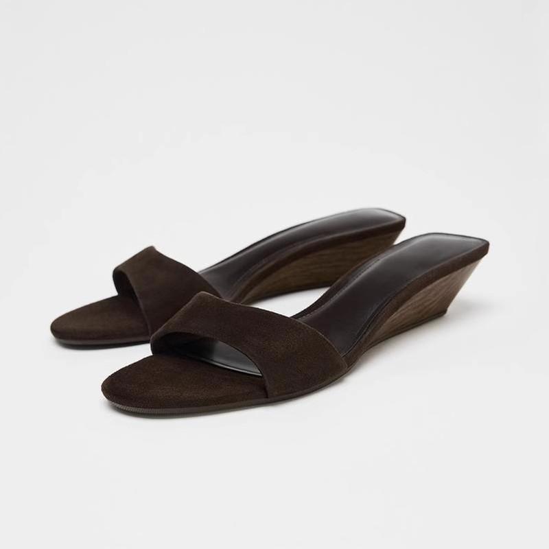 Sommer neue Ein-Wort-Slipper Strandurlaub mit coolen Absätzen im Wind Slipper dicke Absätze Außen-Slipper Damen