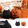 Geflochtener Aufbewahrungskorb mit Halloween-Kürbis und Design für die Dekoration von Ferienhäusern